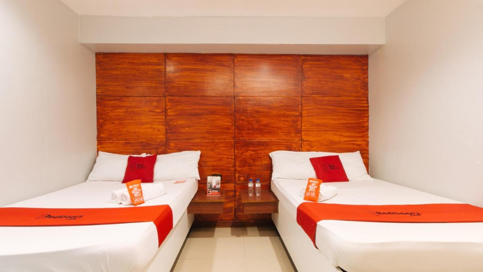 Reddoorz Plus @ Costa Roca Balamban Cebu Room photo