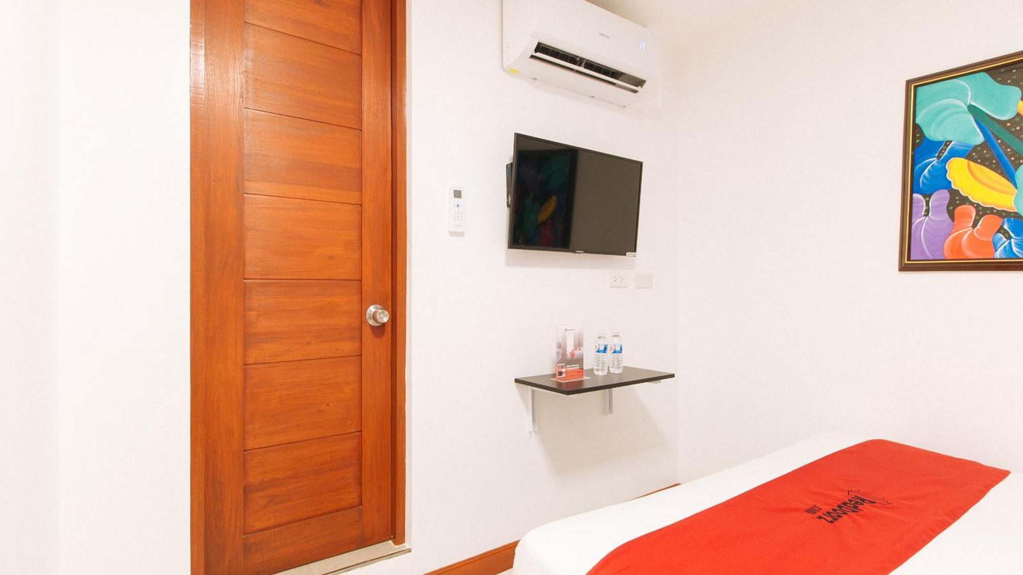 Reddoorz Plus @ Costa Roca Balamban Cebu Room photo