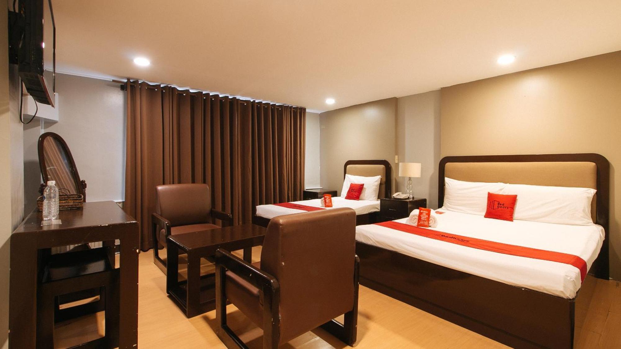 Reddoorz Plus @ Costa Roca Balamban Cebu Room photo