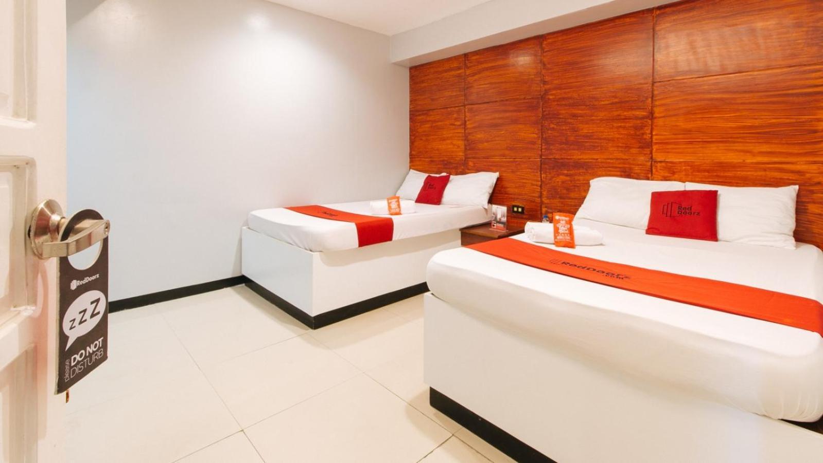Reddoorz Plus @ Costa Roca Balamban Cebu Room photo