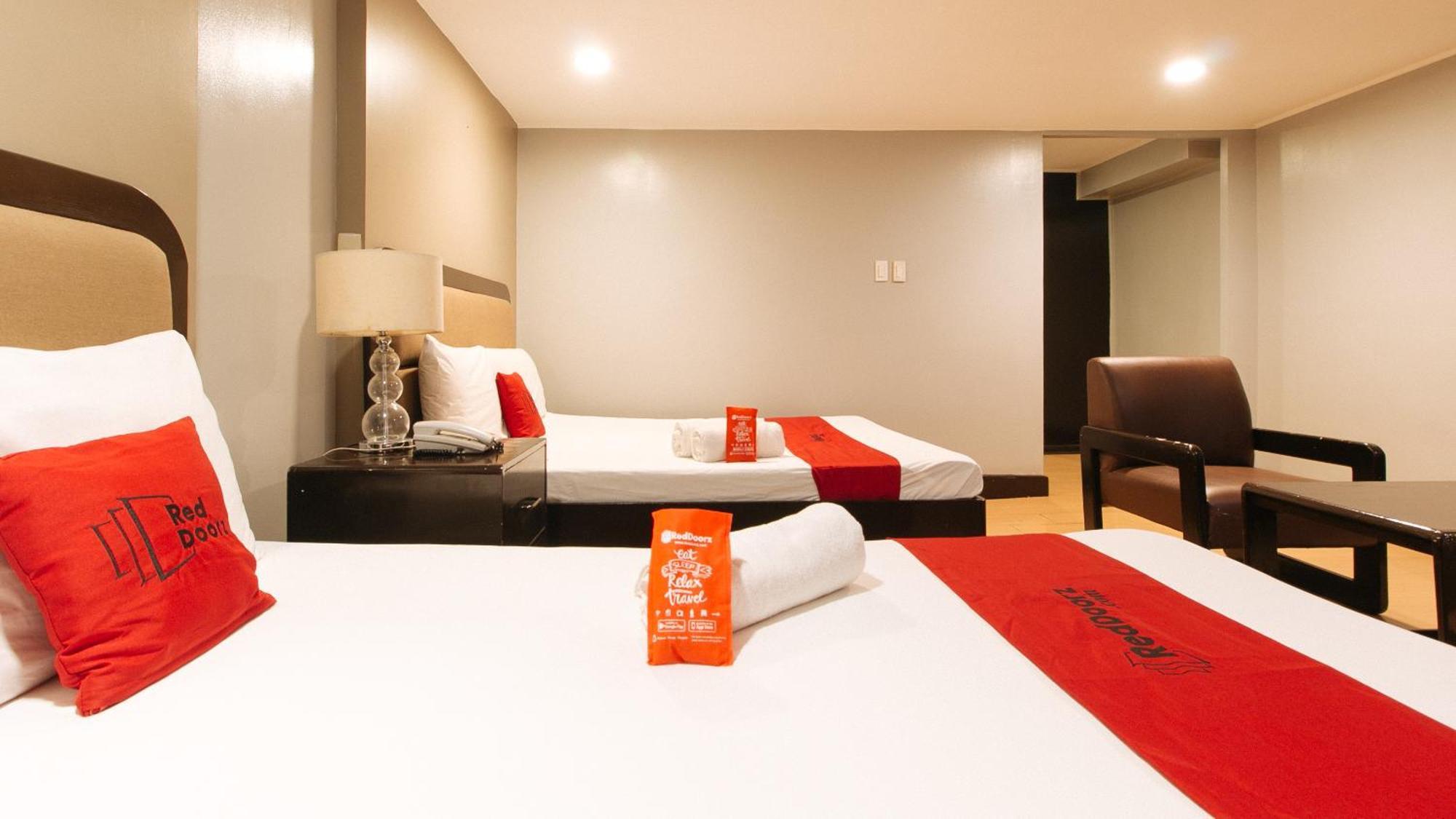 Reddoorz Plus @ Costa Roca Balamban Cebu Room photo
