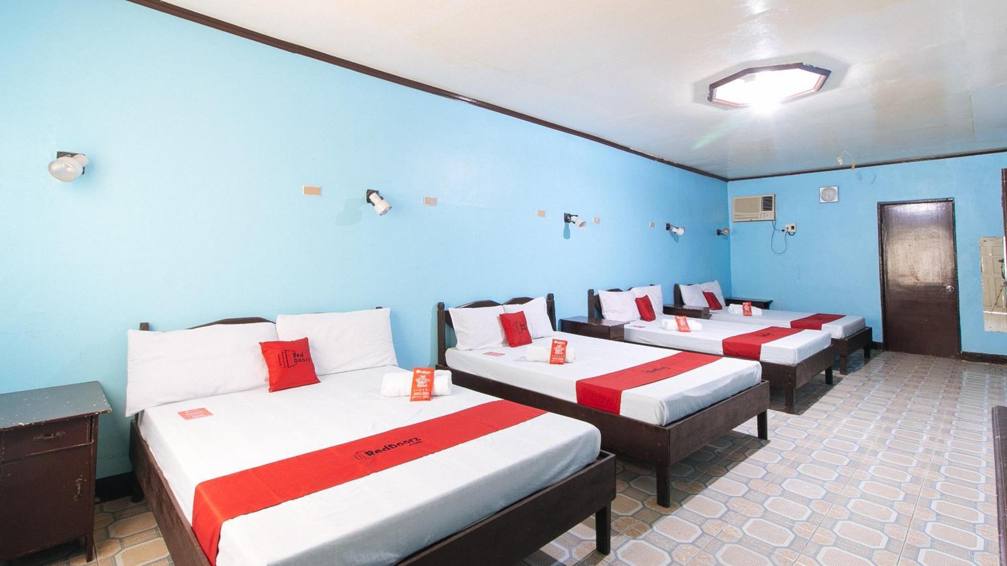 Reddoorz Plus @ Costa Roca Balamban Cebu Room photo