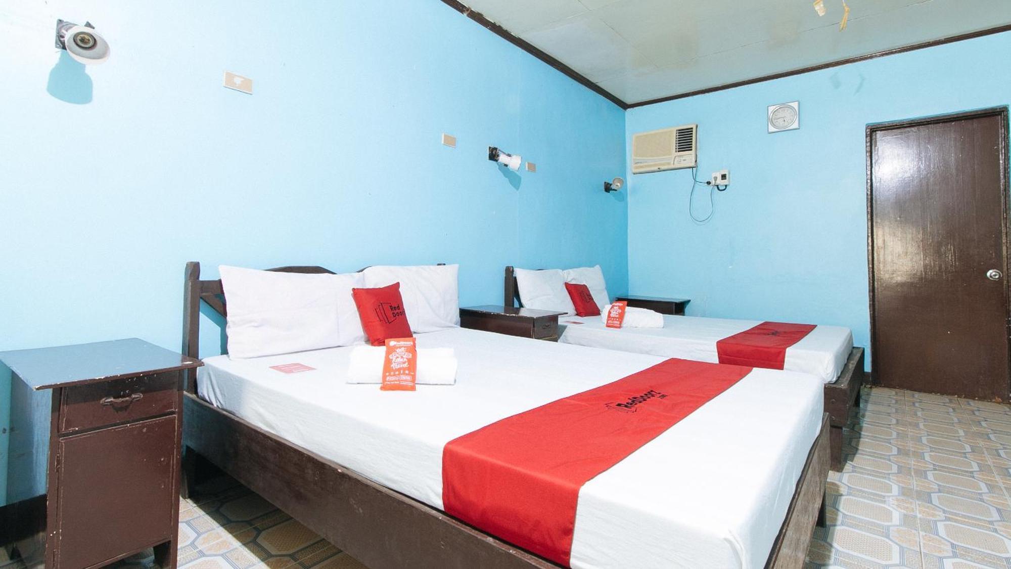 Reddoorz Plus @ Costa Roca Balamban Cebu Room photo